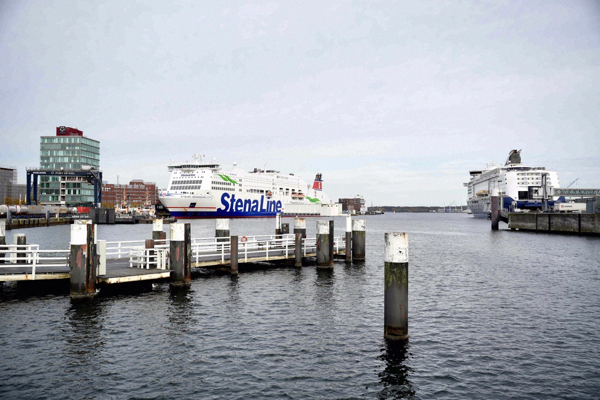 Blick über den Kieler Fährhafen mit einer Stena-Line-Fähre am Kai