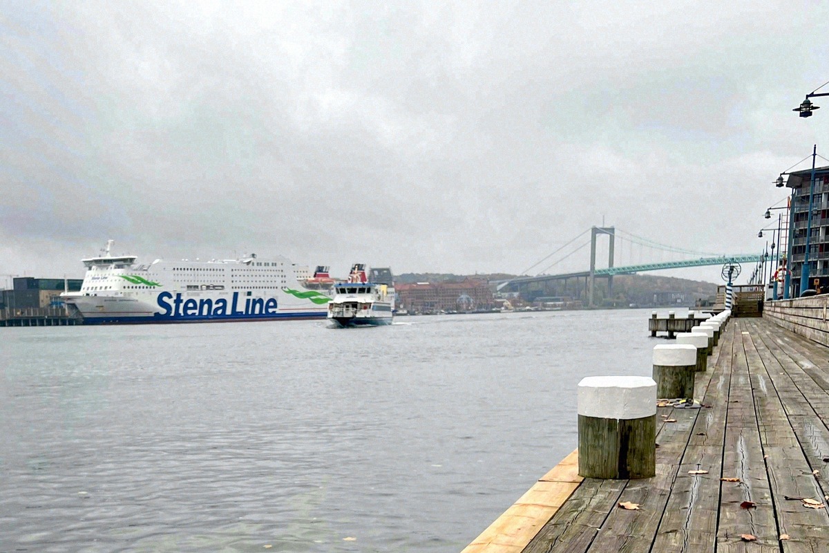 Stena-Line-Fähre im Hafen von Göteborg, dahinter die Älvsborgsbron