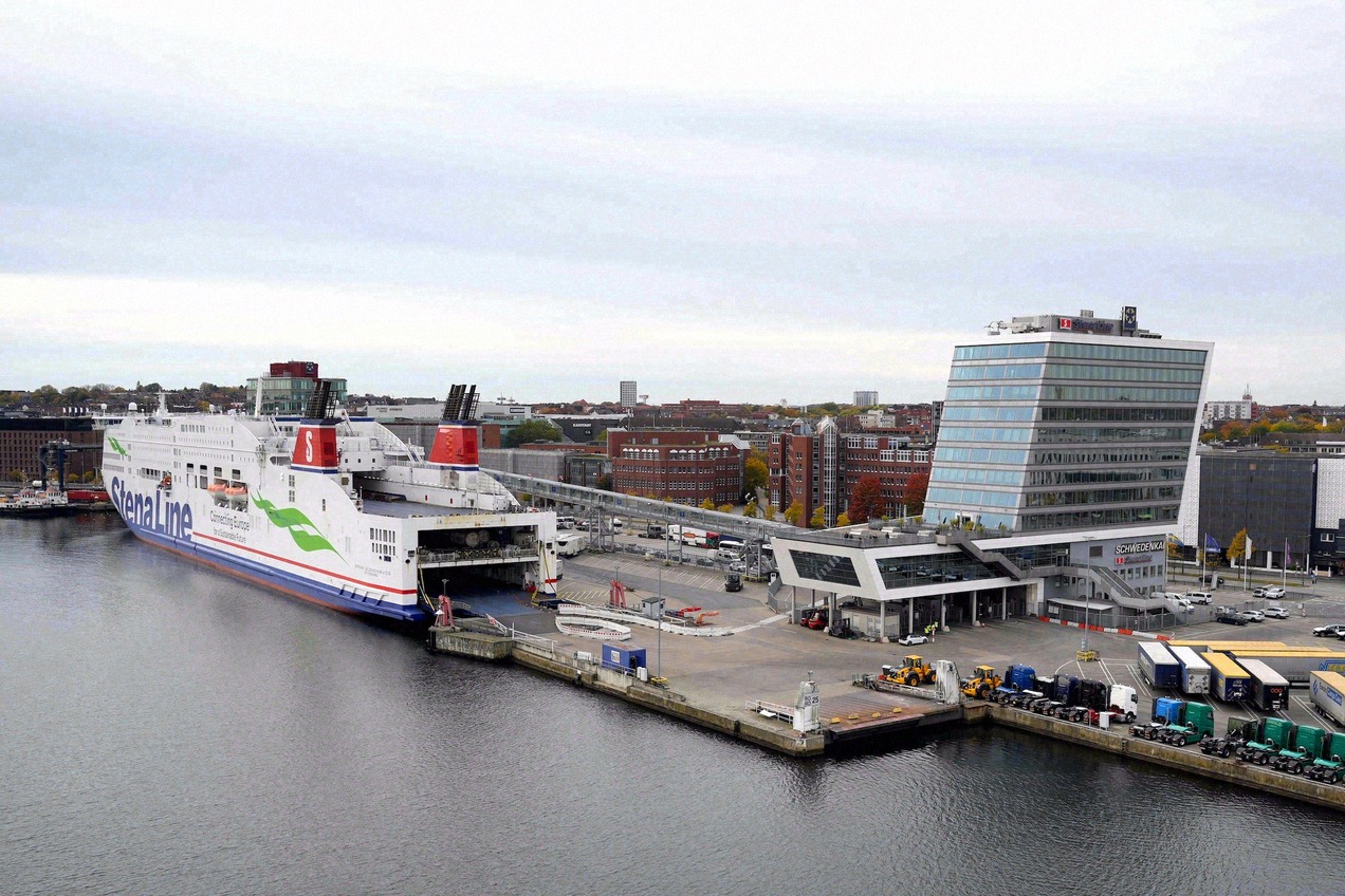 Stena-Line-Fähre am Schwedenkai in Kiel, daneben das Terminalgebäude