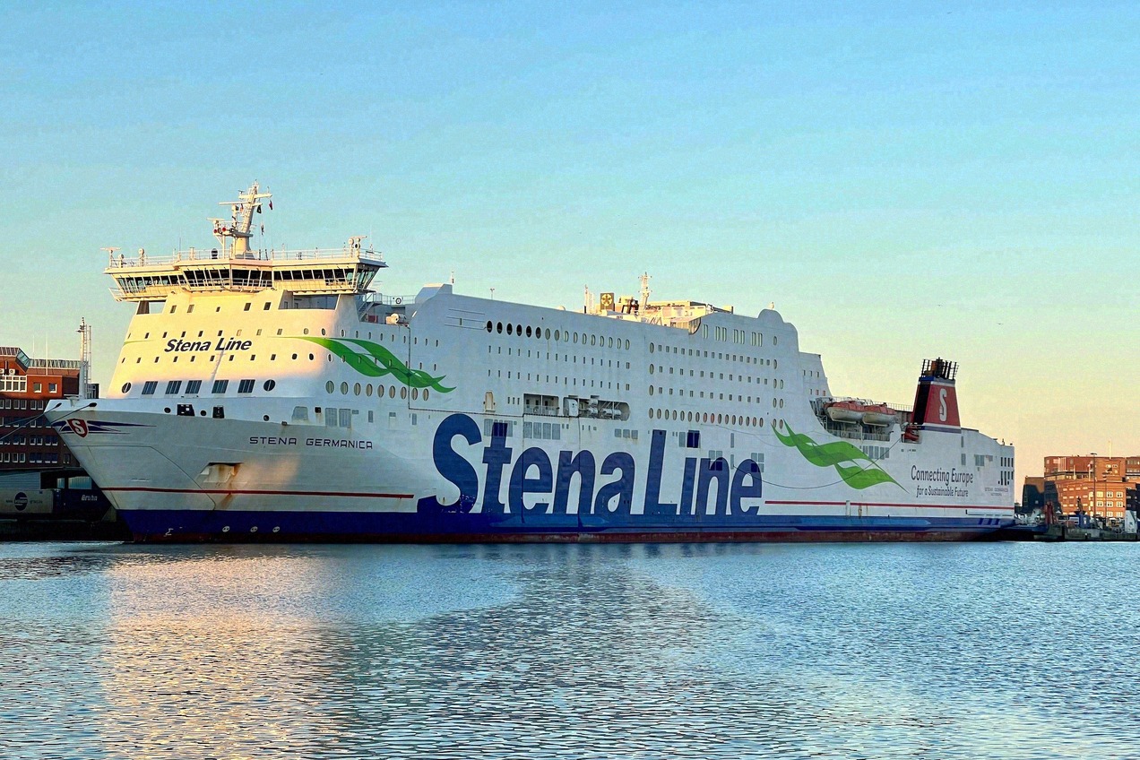 Die Stena Germanica liegt im Abendlicht am Kai in Kiel