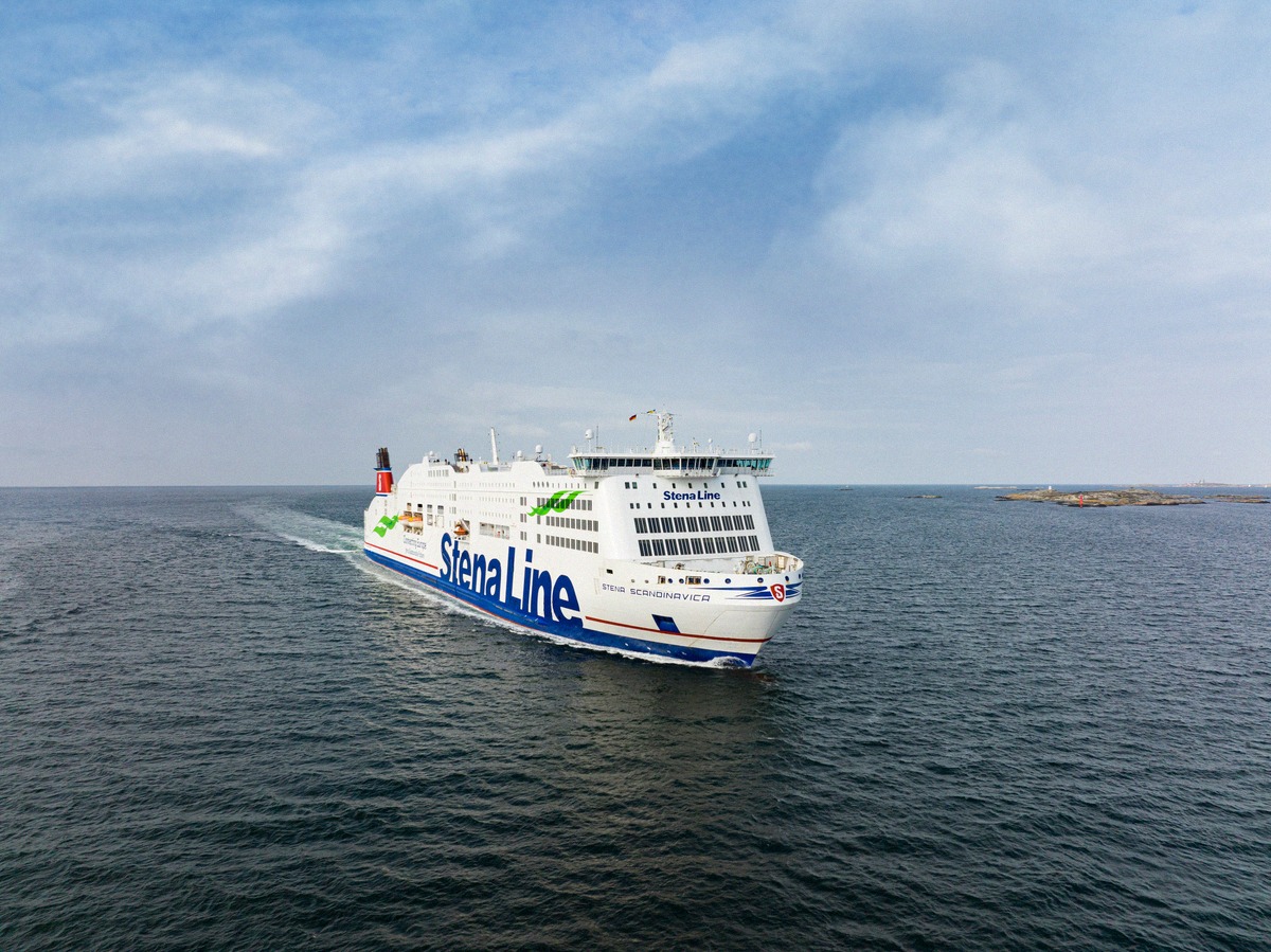 Die Stena Scandinavica von Stena Line auf See vor der schwedischen Schärenküste