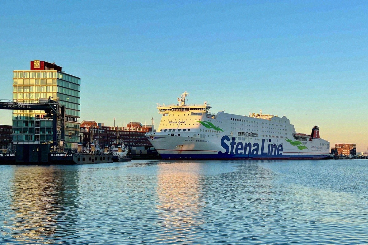 Stena-Line-Fähre am Stena-Line-Terminal in Kiel im Abendlicht